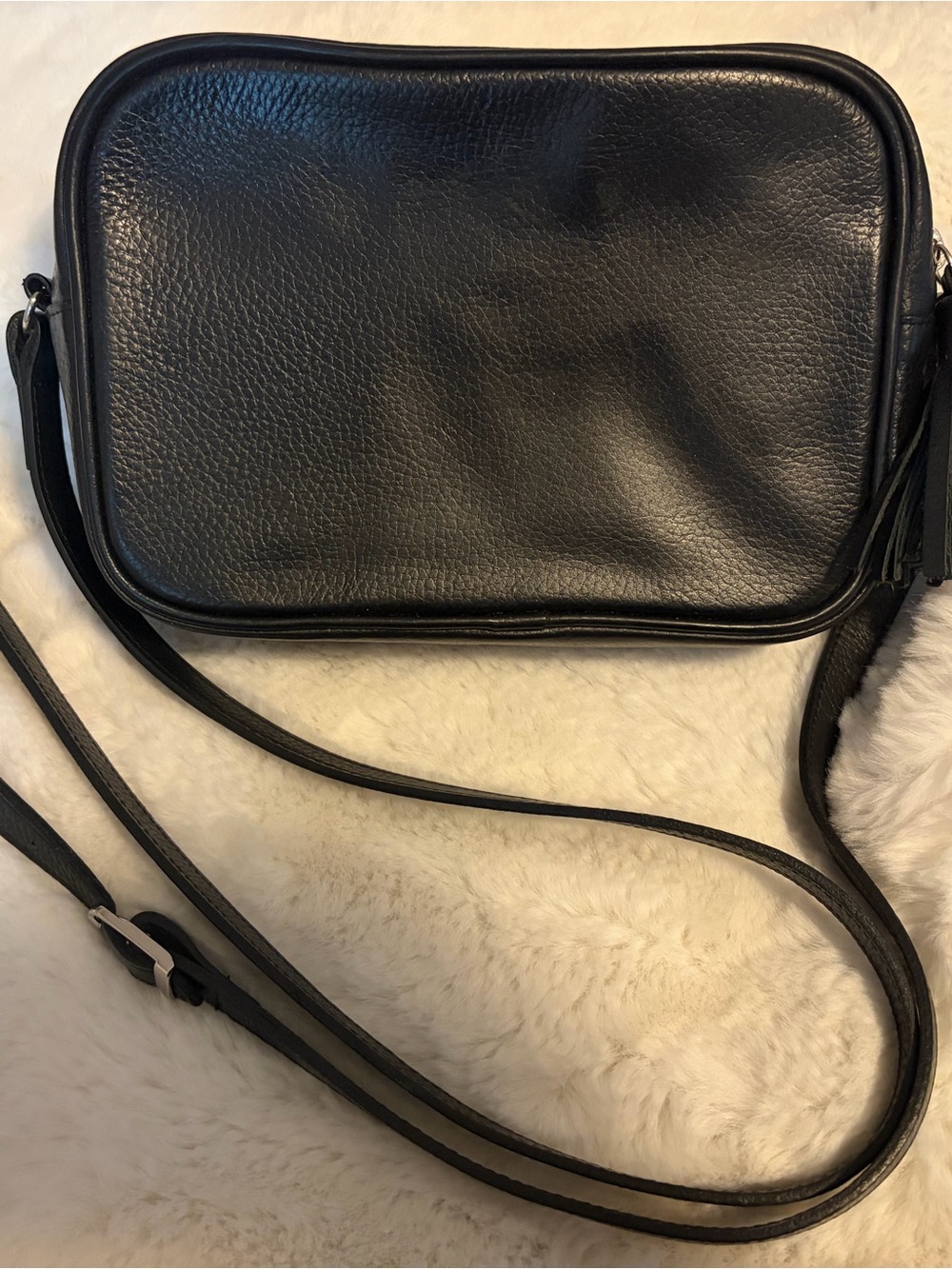 Sleek Black Leather Crossbody Bag with Adjustable Strap
